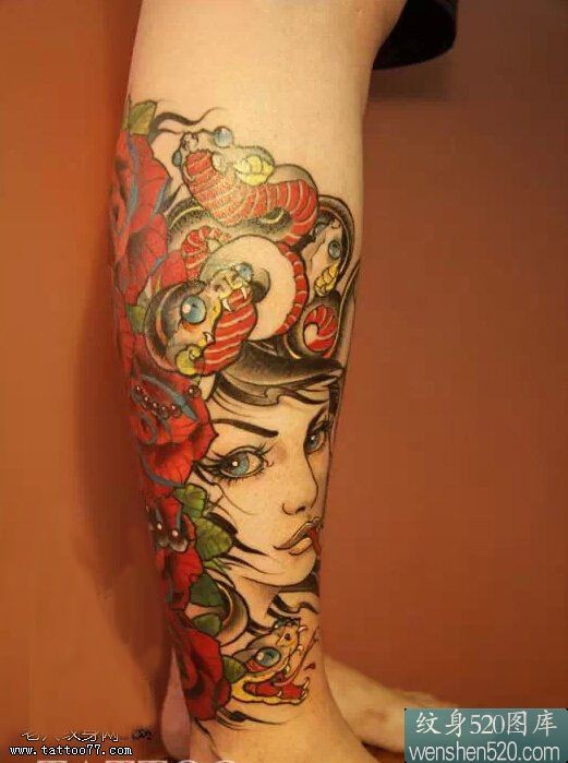 点击大图看下一张：腿部彩色美杜莎纹身图案
