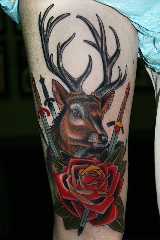 点击大图看下一张：腿部一款经典个性的鹿纹身图3