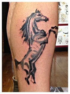 点击大图看下一张：小腿部漂亮大气的马纹身