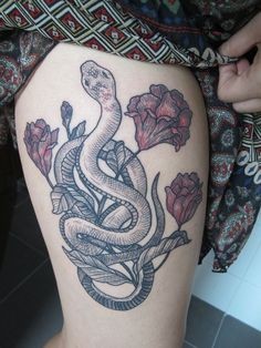 点击大图看下一张：时尚潮流的腿部蛇纹身