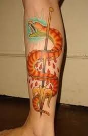 点击大图看下一张：小腿部个性时尚的蛇纹身