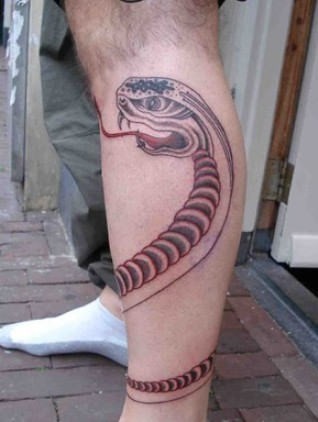 点击大图看下一张：小腿部个性时尚的蛇纹身图4