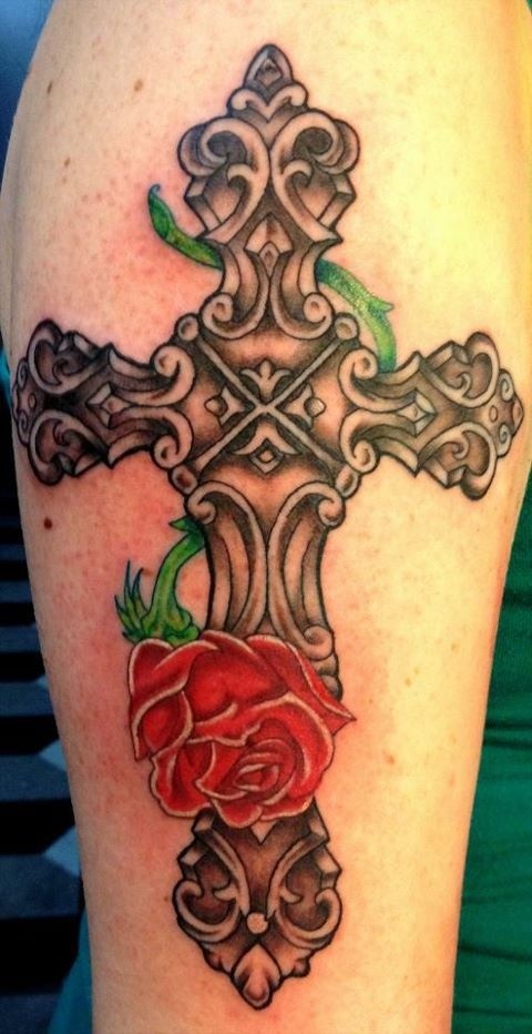 点击大图看下一张：腿部漂亮的十字架玫瑰纹身