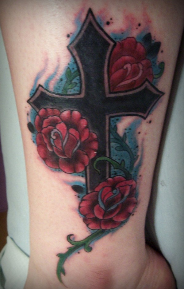 点击大图看下一张：腿部漂亮的十字架玫瑰纹身图2