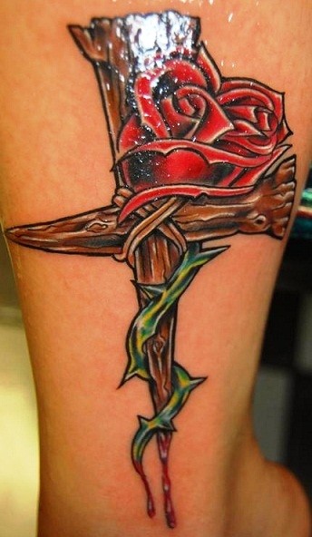 点击大图看下一张：腿部漂亮的十字架玫瑰纹身图4