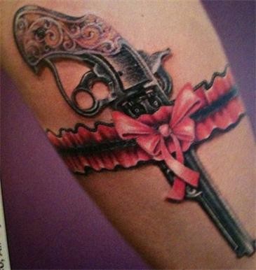 点击大图看下一张：美女腿部个性的手枪纹身图3