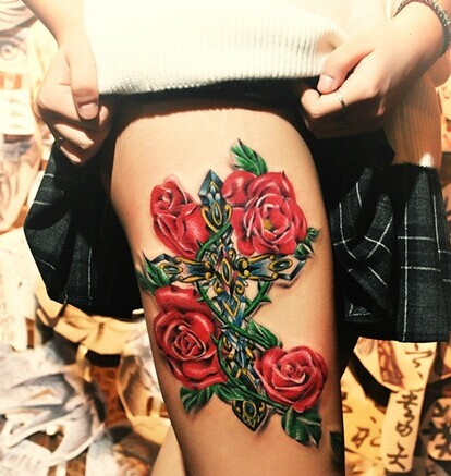 点击大图看下一张：美女腿部妖艳的玫瑰纹身图2