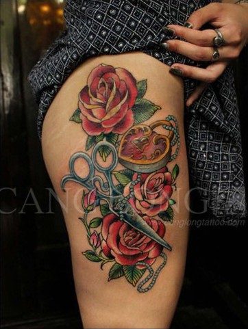 点击大图看下一张：美女腿部妖艳的玫瑰纹身