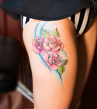 点击大图看下一张：美女腿部妖艳的玫瑰纹身图4