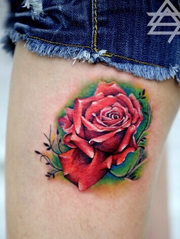 点击大图看下一张：美女腿部妖艳的玫瑰纹身图3