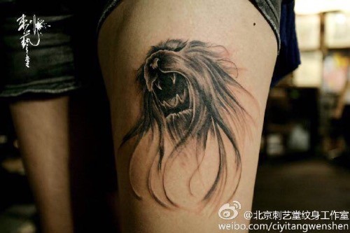 点击大图看下一张：腿部狮子纹身