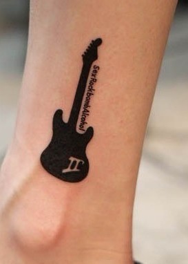 点击大图看下一张：女性脚部吉他刺青