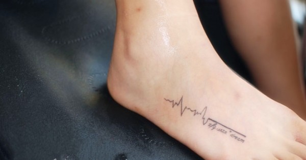 点击大图看下一张：女性脚部心电图字符刺青