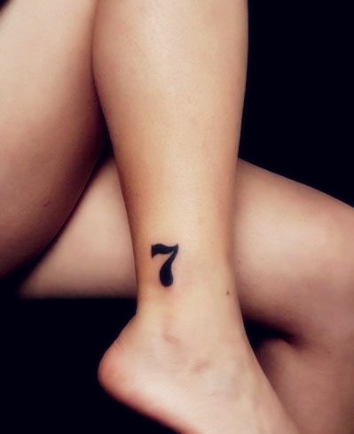 点击大图看下一张：女性脚部一款小清新刺青