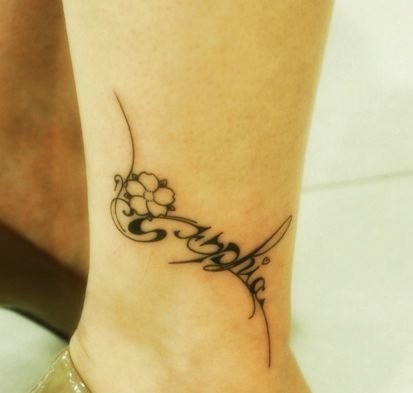 点击大图看下一张：女性脚部花纹刺青