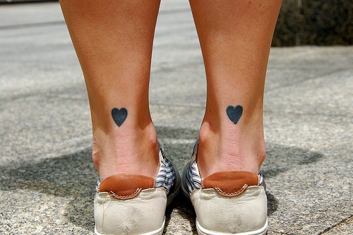点击大图看下一张：脚部漂亮心形可爱刺青