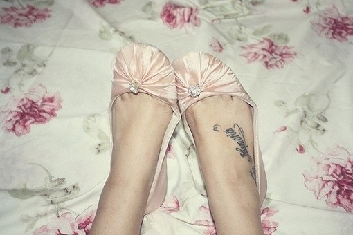 点击大图看下一张：女性脚部英文刺青