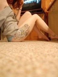 女性腿部时尚的图腾刺青