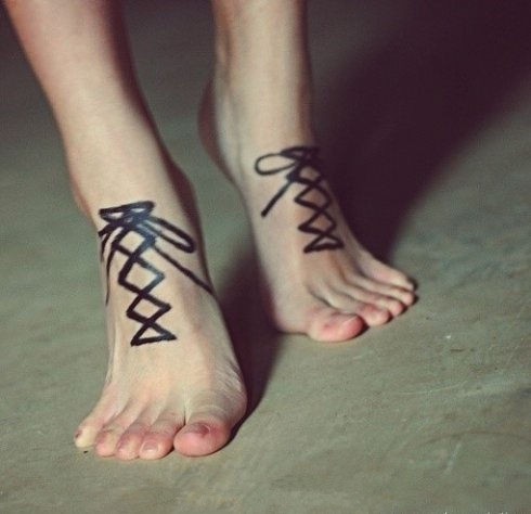 点击大图看下一张：女性脚部鞋带刺青