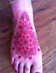女生脚部一张粉红色回忆纹身图案