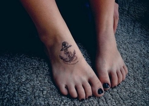 点击大图看下一张：女性脚背漂亮的船锚纹身