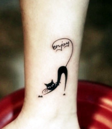 点击大图看下一张：女性脚部卡通猫刺青