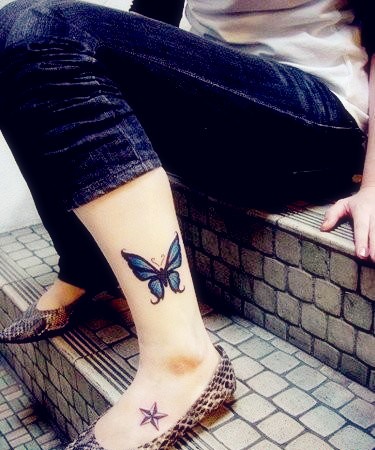 点击大图看下一张：女性脚部蝴蝶刺青