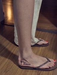 女性脚部芭蕾女孩英文刺青