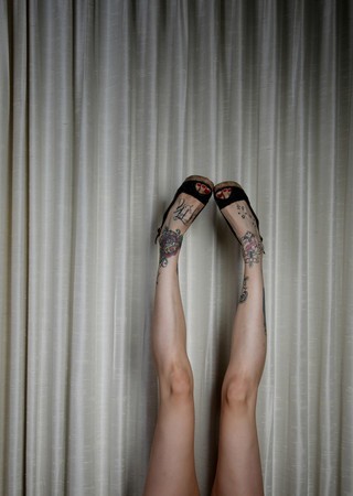 点击大图看下一张：女性脚部个性的图腾刺青