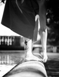 女人腿部简约线条黑白刺青