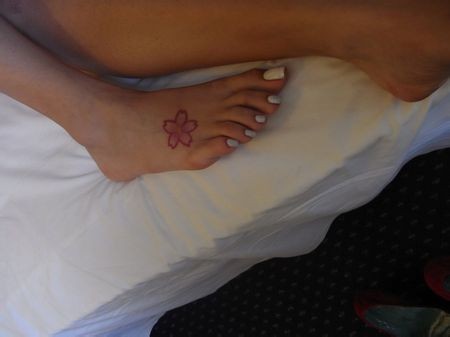 点击大图看下一张：angelababy脚背粉色小樱花可爱刺青