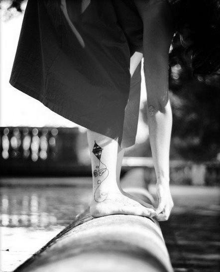 点击大图看下一张：女人腿部简约线条黑白刺青