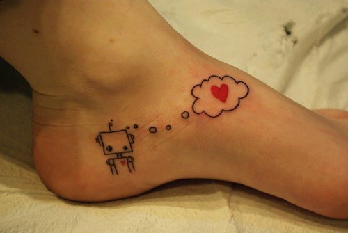 点击大图看下一张：女性脚部可爱卡通红心刺青