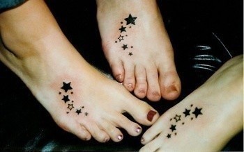 点击大图看下一张：脚背上的星星刺青