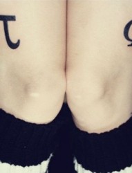 女性腿部字符刺青