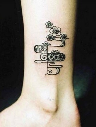 点击大图看下一张：女性脚部花图腾刺青