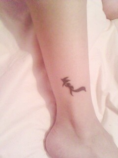 点击大图看下一张：女性脚部时尚狸猫黑白刺青
