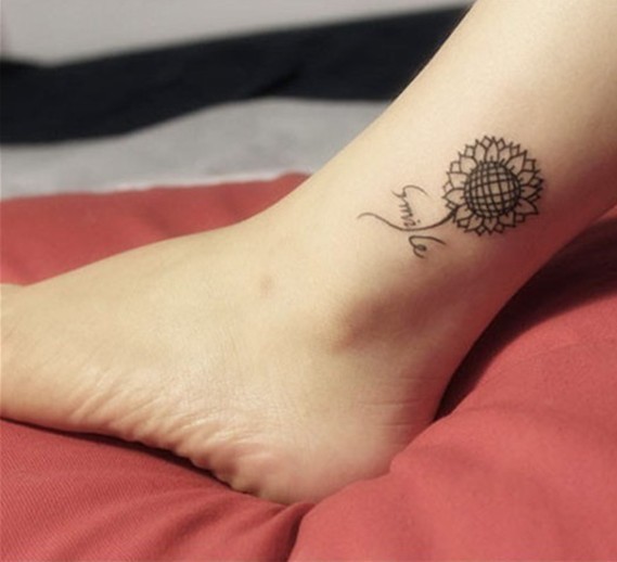 点击大图看下一张：女性脚部黑色向日葵有爱向阳刺青