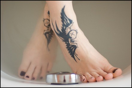 点击大图看下一张：女性脚部小鸟刺青