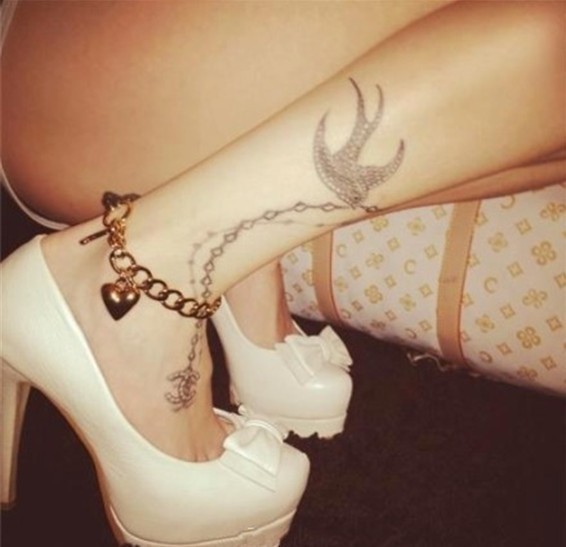 点击大图看下一张：女性脚部燕子项链漂亮刺青