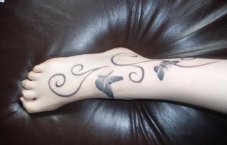 点击大图看下一张：女性脚部图腾蝴蝶刺青