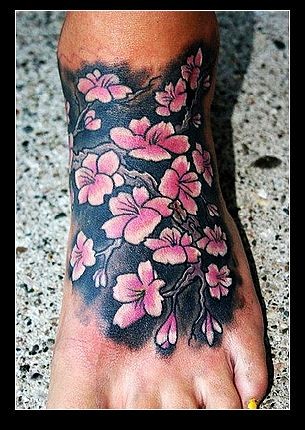点击大图看下一张：脚背樱花纹身图片
