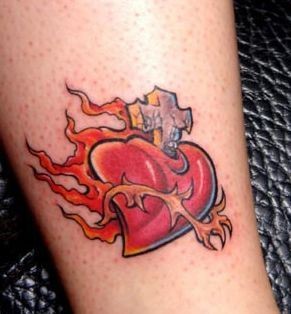 点击大图看下一张：纹身图片：经典超赞的爱心火焰十字架纹身图片作品