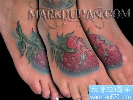 点击大图看下一张：脚部彩色草莓纹身图片