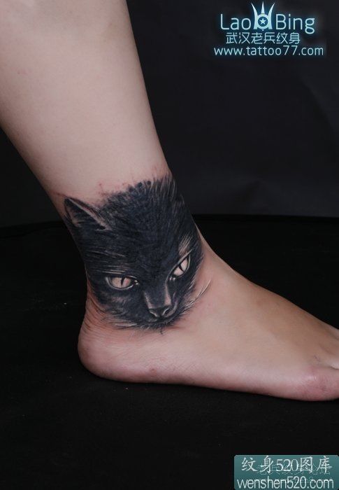 点击大图看下一张：脚上踝骨处的黑色猫头纹身图片