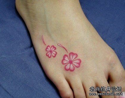 点击大图看下一张：美女脚部彩色樱花纹身