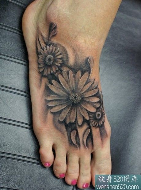 点击大图看下一张：脚背上漂亮的唯美菊花纹身欣赏