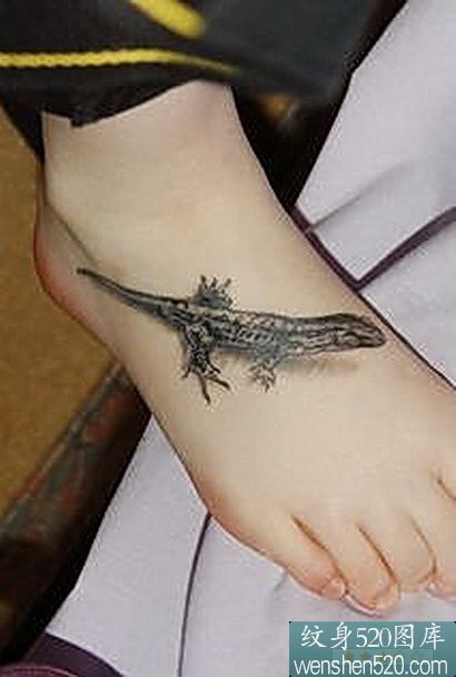 点击大图看下一张：脚背上的两张蜥蜴纹身作品图案图2