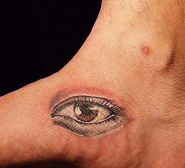 点击大图看下一张：脚部纹身图片：脚部眼睛纹身图片纹身作品