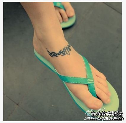 点击大图看下一张:美女脚部图腾藤蔓纹身图片